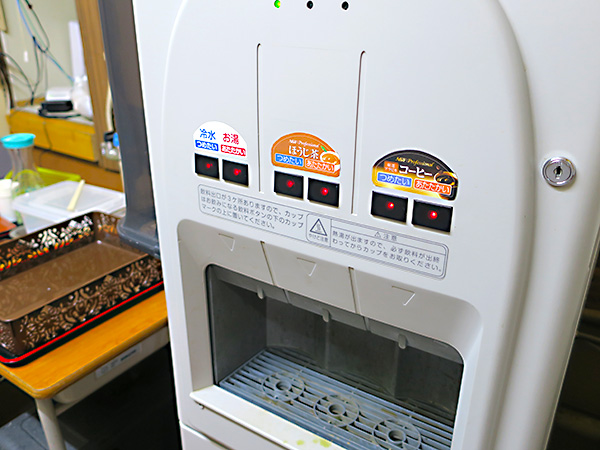 カラオケハウス・レンタルスタジオ ブレイクタイムは4時間おひとり550円でお安い価格、店内のコーヒー・お茶は無料です。そのほかの飲食物持込可。